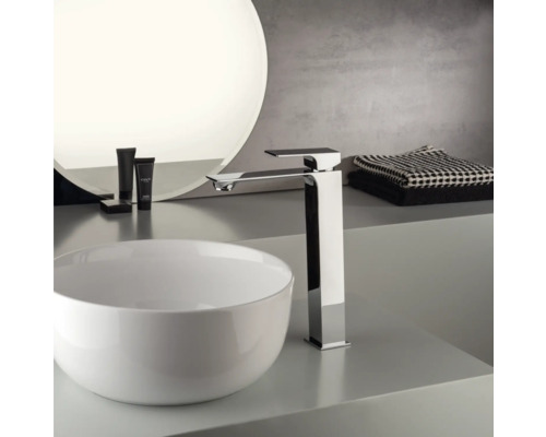 Tvättställsblandare bredvid handfat i badrum