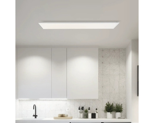 Modernt kök med en rektangulär taklampa.