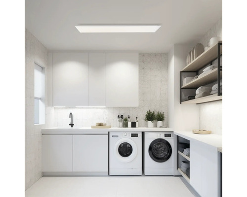 Ljust tvättrum med tvättmaskiner, handfat och hyllor för organiserad förvaring