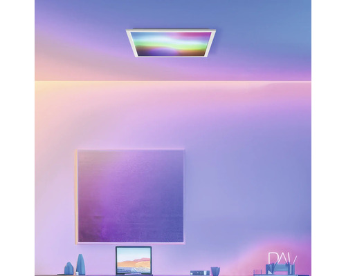 Modernt kontor med taklampa och skrivbord