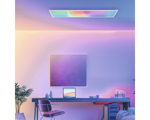 Modernt arbetsrum med skrivbord, stol, krukväxt, taklampa och väggdekoration för en ljus och organiserad atmosfär.