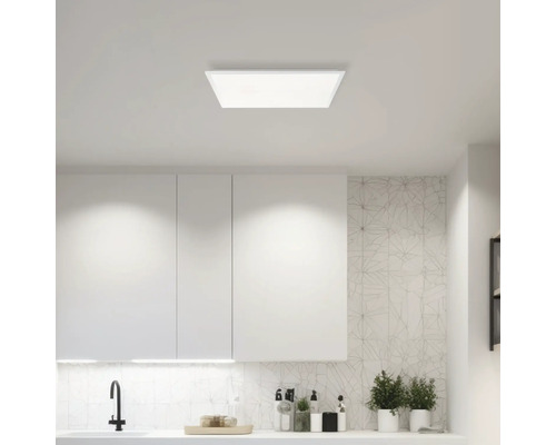 Modernt kök med fyrkantig taklampa