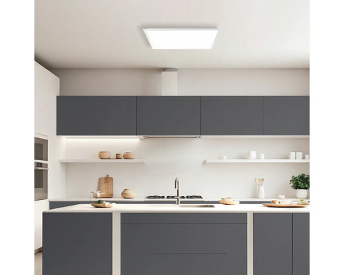 Modernt kök med grå skåp, köksö och fyrkantig taklampa