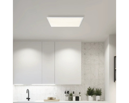 Fyrkantig taklampa i ett ljust köksutrymme.