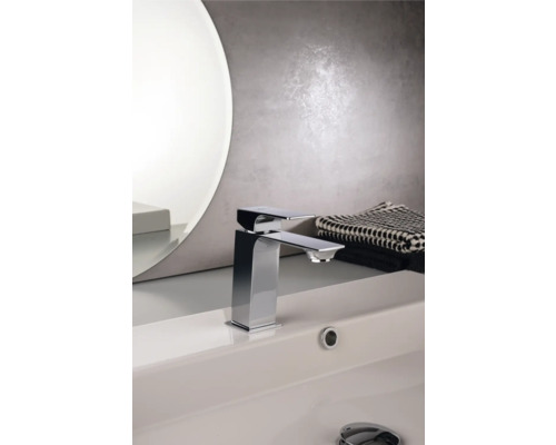 Tvättställsblandare av metall i badrum