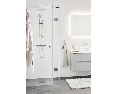 Badrum med glasdusch, handfat och spegel