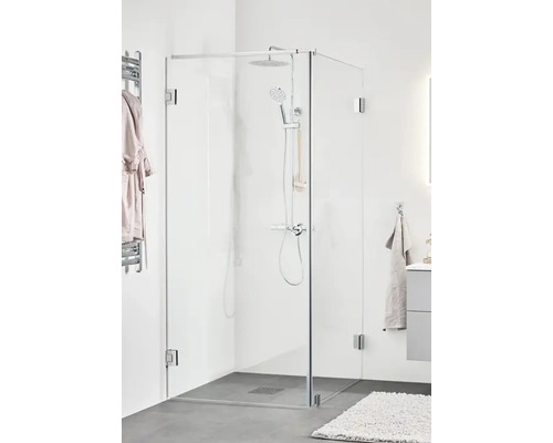 Hörndusch med duschset i ljust badrum