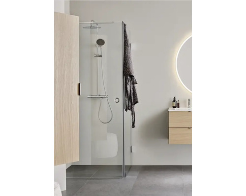 Duschkabin med glasdörr, duschhuvud och armaturer i ett modernt badrum