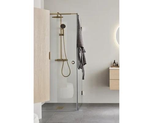 Modernt badrum med duschkabin och duschsystem.