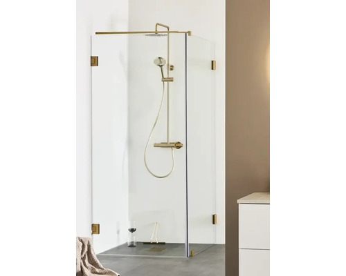 Duschkabin med glasväggar och armatur