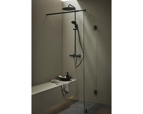 Dusch i marknivå med takdusch, handdusch och glasvägg i badrummet.