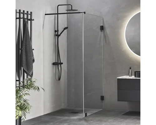 Duschkabin med svart duschblandare och handdukstork i ett badrum