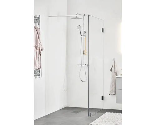 Duschkabin med glasväggar och duscharmatur i badrummet