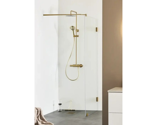 Duschkabin med duschblandare och glasvägg i ett badrum