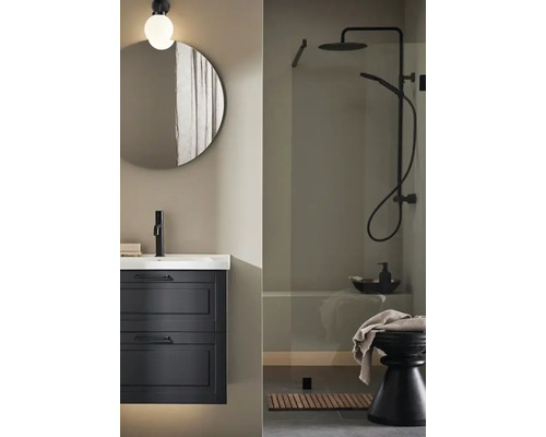 Modernt badrum med tvättställ, spegel, dusch och pall