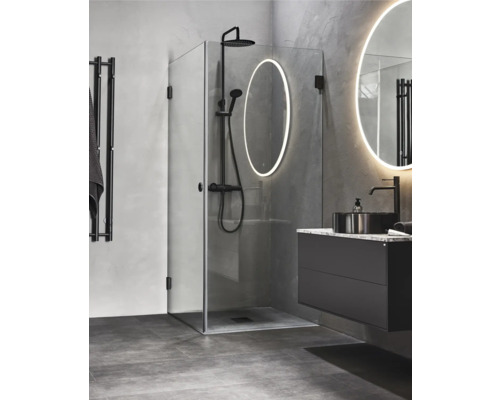 Modernt badrum med dusch, handfat och belysta speglar