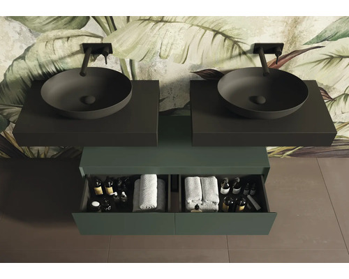 Badrum med dubbla handfat, underskåp och tropisk tapet