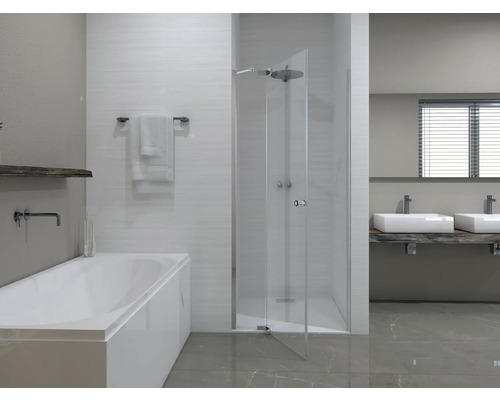 Ljust badrum med badkar, dusch och dubbla handfat