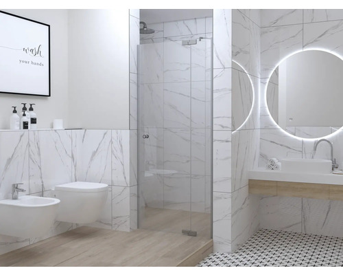 Modernt badrum med dusch, handfat, spegel och toalett