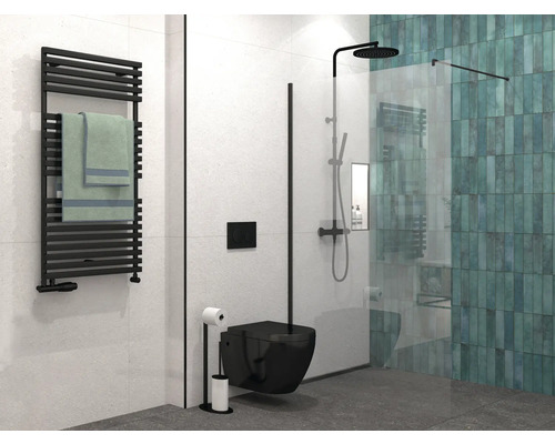 Modernt badrum med handdukstork, toalett och dusch med duschvägg