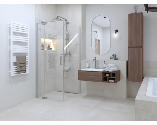 Ljust badrum med dusch, tvättställsskåp, spegel, handdukstork och badkar