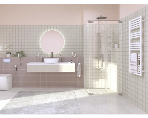 Ljust badrum med dusch, tvättställ och handdukstork