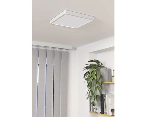 Fyrkantig taklampa i ett modernt rum