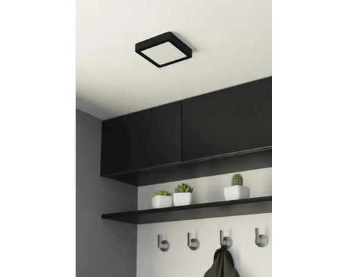 Taklampa i hall med skåp, hylla och kroklist