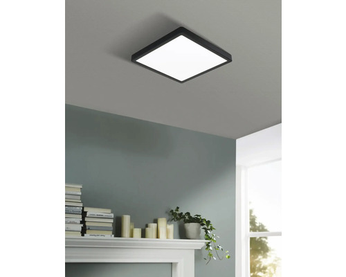 Fyrkantig taklampa i vardagsrummet