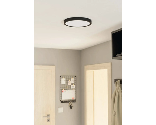 Taklampa i ett ljust rum