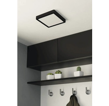Taklampa med kvadratisk form och modern hall med hyllor och klädkrokar