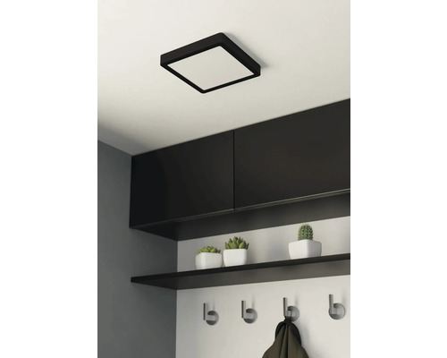 Taklampa med kvadratisk form och modern hall med hyllor och klädkrokar