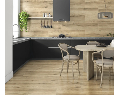 Ljust, vänligt kök med trägolv, pentry och matbord med stolar