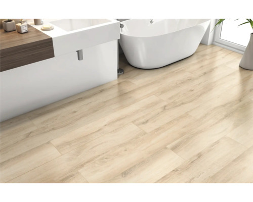 Badrum med ljust trägolv