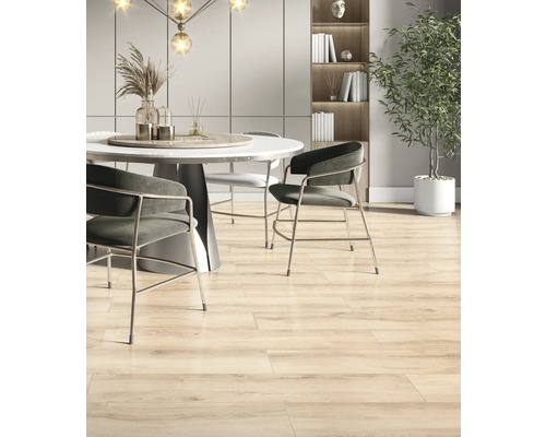 Matsal med matbord, stolar och trägolvsplattor