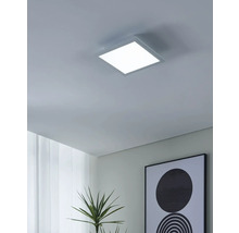 Fyrkantig taklampa i interiör