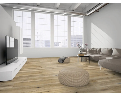 Ljust vardagsrum med parkettgolv, soffa och TV