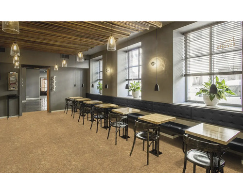 Interiör med bord, stolar och korkgolv