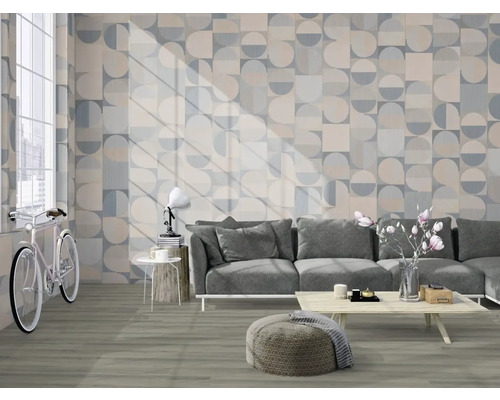 Vardagsrum med soffa, bord och väggbeklädnad med geometriskt mönster