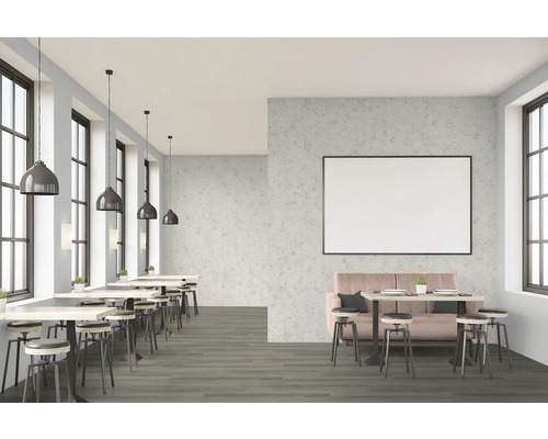 Interiör av en restaurang med bord, stolar och hängande lampor