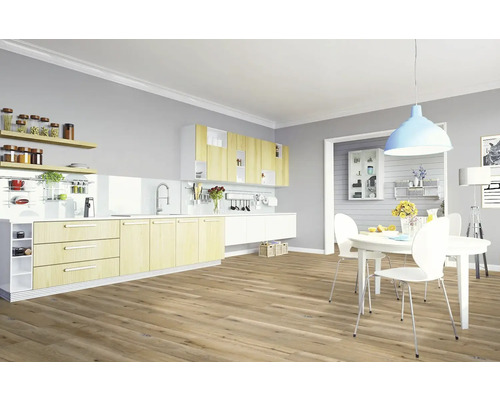 Ljust kök med trägolv och matplats