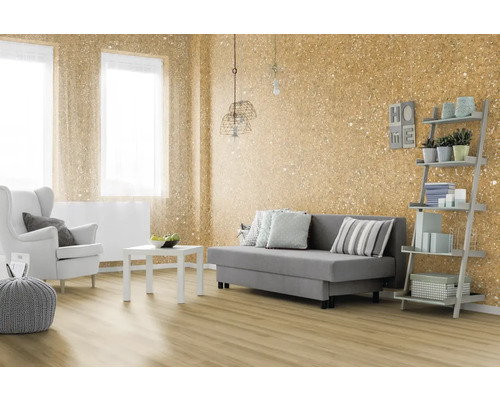 Vardagsrum med soffa, fåtölj, hylla och dekorativ väggdesign