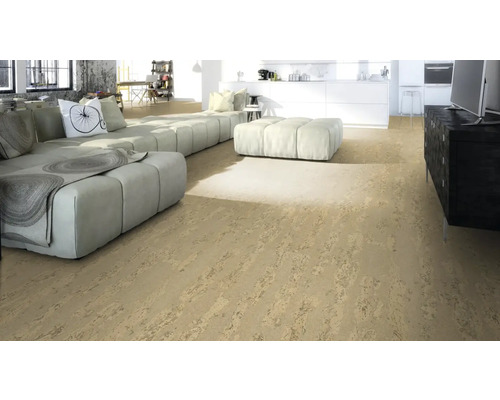 Ljust vardagsrum med korkgolv, soffa och pentry i bakgrunden.