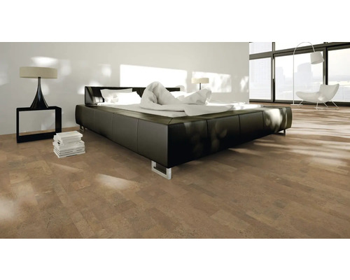 Korkgolv GRANORTE Naturtrend Element Rustic Sovrum med säng, sängbord, lampa och korkgolv