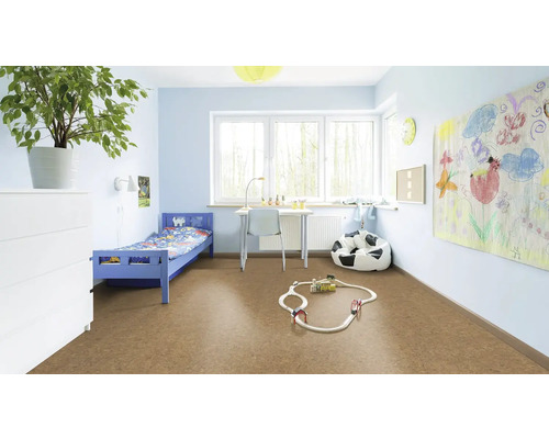 Ljust barnrum med säng, skrivbord och korkgolv.