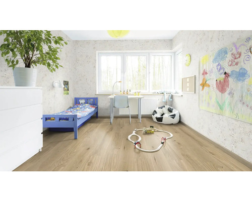 Barnrum med säng, skrivbord, stol och laminatgolv.
