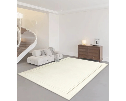 Inredning med en ljusfärgad matta, en soffa, en byrå och en spiraltrappa i ett ljust rum.