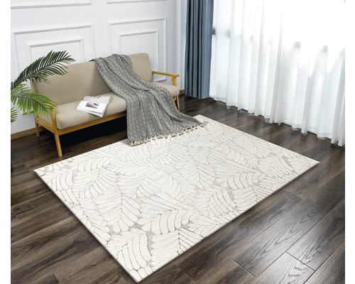 Vardagsrum med soffa och matta med bladmönster