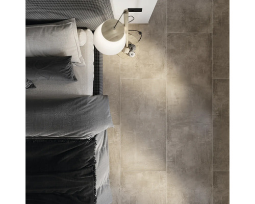 Översikt över ett sovrum med säng, sängbord och kakelgolv