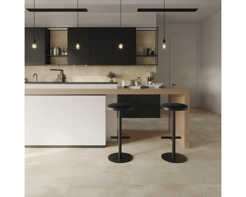 Modernt kök med svarta skåp, köksö och barstolar